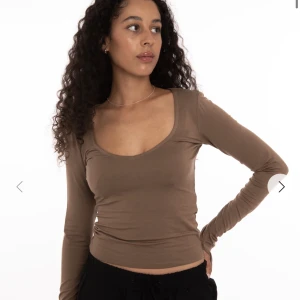 ADSGN LONG SLEEVE TOP - Långärmad tröja från Adsgn i färgen ”cold brown” som är slutsåld på hemsidan. Oanvänd men saknar lappar.