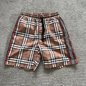 Burberry Shorts Herr - HELT NYA ENDAST ANVÄNDA 3 gånger Burberry shorts storlek: SMALL PERFEKT TILL SOMMAREN