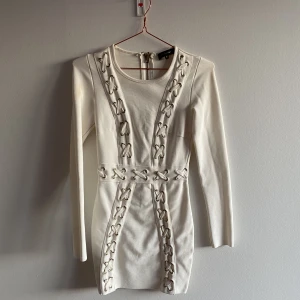 STUDENTKLÄNNING - Klänning från missguided. Bandage dress material som gör att dina kurvor framhävs. Storlek 8 UK. Finns ett hål under armhålan som enkelt går att fixa.  