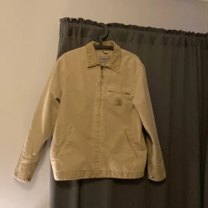Carhartt Detroit jacket - Svin fet klassisk carhartt detroit jacka i den tunna modellen (så perfekt för vår/sommar). Använd lite grann här o där under en vår. Så väldigt bra skick! Pris inte hugget i sten. Använd gärna köp nu😀sista bilden lånad