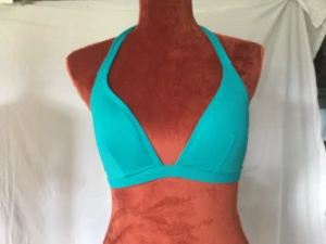 Bikiniöverdel BH Strl: S - Turkos bikini BH i storlek S  80% polyamid 20% elastan