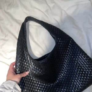 Nakd väska  - Bottega inspirerad väska från Nakd. Använd fåtal gånger. Slutsåld på hemsidan! Bud: 360kr