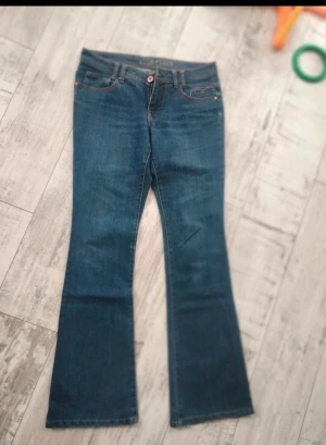Utsvängda Jeans - Säljer dessa jättesnygga vintage jeansen. De är lågmidjade och utsvängda. Det är bara stt skriva om du undrar över något.