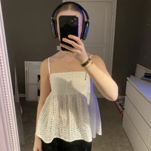 Blus - Vit somrig blus från bikbok i storlek xs , använd 2 ggr så bra skick 