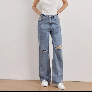 Jeans med hål - Använda en gång. 