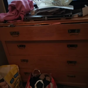 Byrå med 4 lådor - Byrå  med 4 lådor