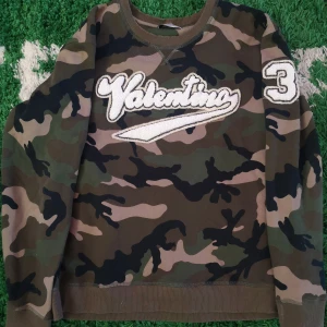 Valentino crewneck  - Valentino camo crewneck XL, cond 9/10