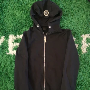 Philipp plein - Svart philipp plein zip-hoodie med loga på ryggen, Small Cond 9/10