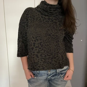 3/4 ärmad tröja - Super snygga 3/4 ärmad tröja i ett snyggt leopard mönster!