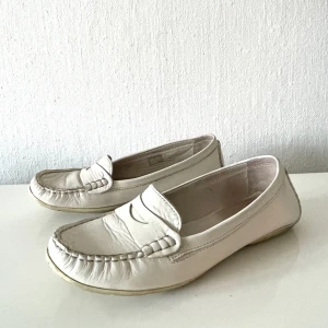 Loafers Bianco - Mockasiner från Bianco, storlek 36. Då de är vita är de känsliga men har max använts 10 gånger.  Se bild för slitage. Tyvärr har den inte varit till så stor nytta för mig och jag hoppas att den hittar en ny ägare. Se mina andra annonser! ❤️
