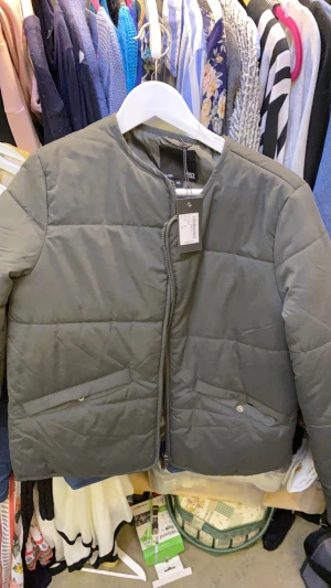 Jackor från lager 157 - En jacka i khaki grön färg och en i blå, båda är oanvända