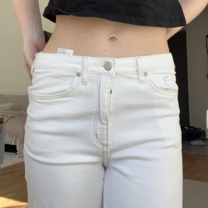 Vita jeans från Zara🤍 - Säljer ett par fina jeans i ankellängd. Superfina till vår/sommar🤍💗