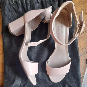 Clarks  - Ett par fina klackar i fin rouge färg från märket clarks! (Orginalpris runt 900) Inga skador på lädret så inga tecken på användning förutom extremt lite under sulan (Pris går att diskutera) skriv för fler bilder