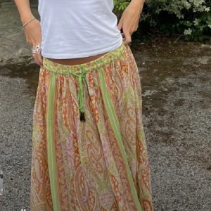 Långkjol - den är inte såld. KÖP FÖR 500, inte 390 det står fel! Så fin lång kjol från zara som inte längre finns kvar på hemsidan. Nästintill oanvänd. Nypris 899kr