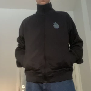 Zip-up tröja - Skön zip-up tröja med ett comedy central märke. Knappt använd då den alltid varit lite för stor. Därför säljer jag den nu också. Köpt på secondhand för cirka 450kr.