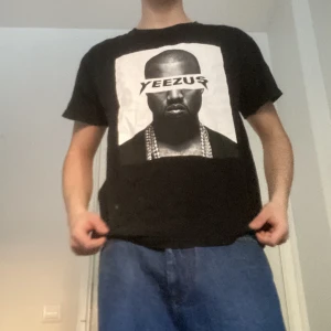 Yeezus t-shirt - T-shirt från Yeezus Tour. Skönt tryck. Den är knappt använd då jag inte riktigt gillar passformen. Köpt på secondhand för cirka 200kr.
