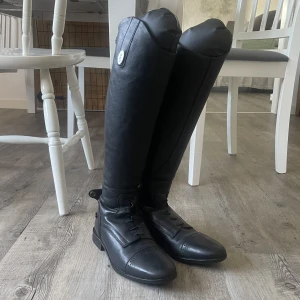 Ridstövlar - Säljer dessa ridstövlar eftersom jag slutat rida. Storlek 40, från hööks. Märket CRW.