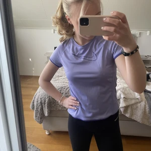 Träningstopp från nike - Lila tränings-tshirt från Nike. Storlek 146/156 (barnstorlek) men sitter såhär på mig som har S vanligtvis💜
