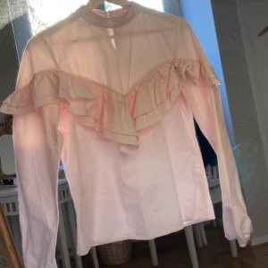Blus med volang - Fin blus i bra skick. Köparen står för frakt. 