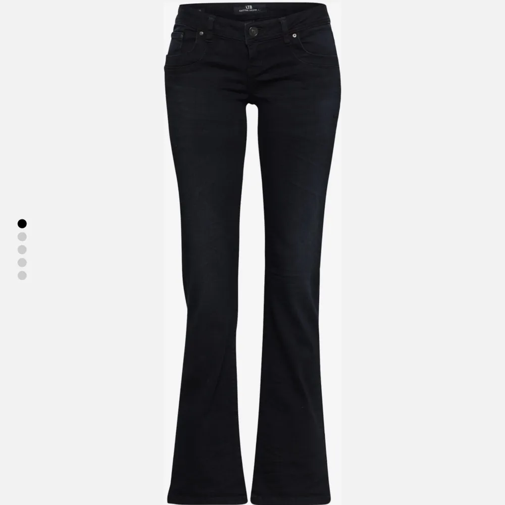 Säljer dessa par nattblåa jeans då jag beställde i fel storlek💕Storlek: 25/32. Nypris 799. Skriv för fler bilder.. Jeans & Byxor.