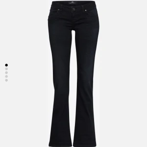 LTB jeans ”Valerie”  - Säljer dessa par nattblåa jeans då jag beställde i fel storlek💕Storlek: 25/32. Nypris 799. Skriv för fler bilder.