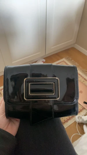 Hugo boss väska - En liten väska från hugo boss som har pytte små repor typ 3 styckna som man inte ser men är där💕vid snabb affär kan priset gå ner till 650kr