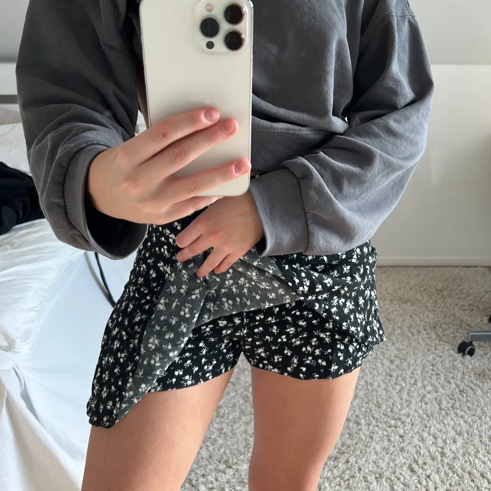 Jätte fin blommig kjol ifrån Zara! Andvänd enstaka gånger och inga defekter! Har inbyggda shorts och är lite mer högmidjad. Säljer för endast 150kr! 💕. Kjolar.