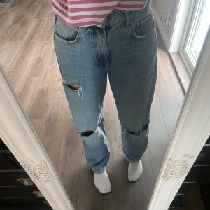 Blåa jeans med hål  - Säljer dessa blåa jeans med hål från gina tricot i storlek 38, jag är ca 170cm 