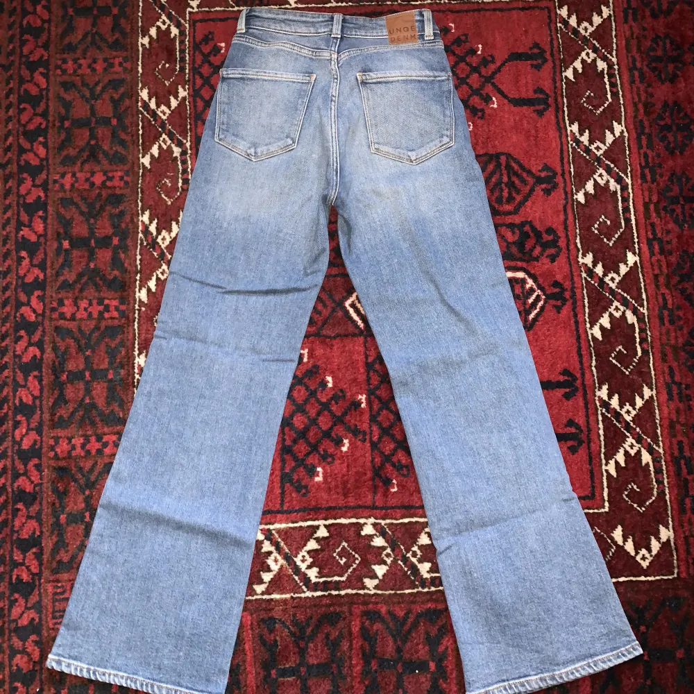 Fina blå jeans som är raka i modellen men går ut lite mer där nere, se bild. Mycket använda men i väldigt fint skick💫. Jeans & Byxor.