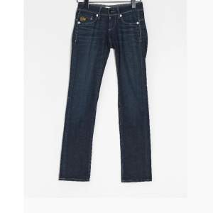 Superfina bootcut/straight jeans från G-star. Det är bara att höra av sig för mer mått eller bilder. Proset kan diskuteras💗