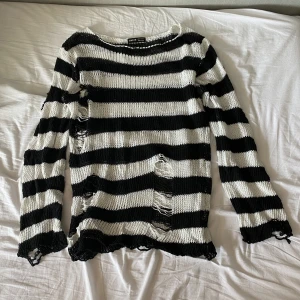 Stripe design tröja - Grunge/emo tröja. Är nästan helt oanvänd.
