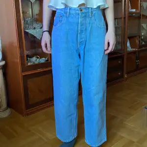 Baggy jeans i storlek 36. Har knappar istället för dragkedja. Midwaist.