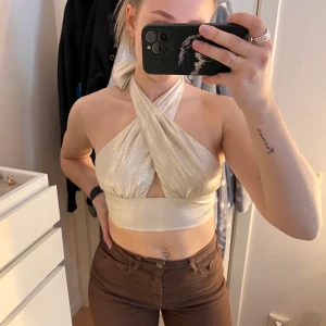 Festtopp - Oanvänd Festtopp som ej kommer till användning! Skimrig och går att knyta på flera sätt <3