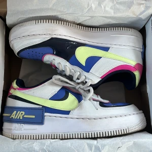Nike air skor - Säljes dessa nästan helt oanvända färgade Nike air skorna i storlek 36 för 990 + frakt( ordinarie pris är 1349kr) säljer för att dom inte används längre och inte gjort på ett tag. Skriv om frågor eller bilder💕