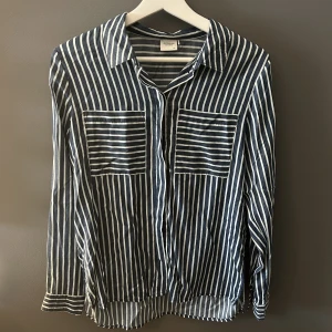 Randig skjorta  - Randig skjorta. Aldrig använd 