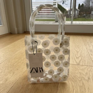 Blommig väska  - Jättegullig väska från Zara. Hade glömt bort att jag köpt den så den är inte använd men passar inte min stil nu, säljes därav. 
