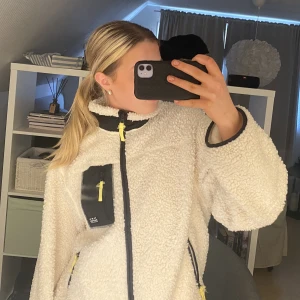 Fleece  - Säljer min fleece från hm då jag aldrig andvänder den💗💗super fint skick använd fåtal ggr🫶🏼🫶🏼