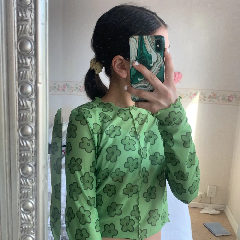 En jättefin grön tröja med Blom detaljer. Säljer den eftersom att den tyvärr är för stor och inte riktigt min stil!. Toppar.