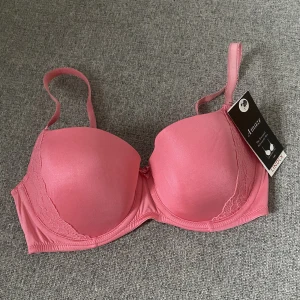 Rosa BH - Fin bh som aldrig blivit använd. Lapparna sitter kvar så den är i nyskick