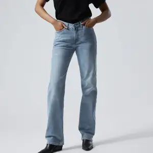 Säljer dessa snygga jeans från weekday! De är typ som ett v i midjan och blir midrise/lågmidjat framåt, vilket är skit snyggt! Ni kan se hur dem sitter på sista bilden! Använda bara ett fåtal gånger och säljer pga de är för stora🥲