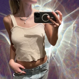 Snyggt stickat linne - Säljer denna sjukt snygga linne som är så lättstylad och går både att klä up och ner!