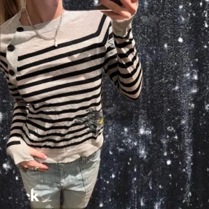 Cool Zadig tröja - Säljer denna sjukt snygga Zadig tröjan med snygga detaljer!