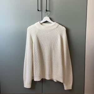 Stickad tröja - Vit stickad tröja från vero Moda. Stl M men passar s. Använd fåtal gånger. Slits nere vid sidan av tröjan