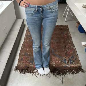 Säljer dessa lågmidjade blåa jeans från Raw jeans storlek 34 (är ca 170 lång) använda några gånger men ser som nya ut! Köpte dessa för 1300kr men säljer direkt för 1000kr (kan tänka mig lägre) ❤️