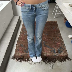 Lågmidjade jeans - Säljer dessa lågmidjade blåa jeans från Raw jeans storlek 34 (är ca 170 lång) använda några gånger men ser som nya ut! Köpte dessa för 1300kr men säljer direkt för 1000kr (kan tänka mig lägre) ❤️