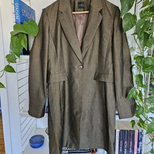 Kavaj - Lång kavaj i brun/guldig färg.