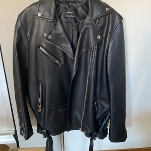 Skinnjacka - Snygg oversized skinnjacka, endast använd fåtal gånger! Varsamt använd och inga defekter, som ny! Storlek S, 400kr och köparen står för frakt🌸🌸