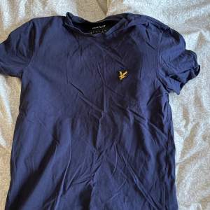 Lyle & scott t-shirt i fint skick. Storlek xs