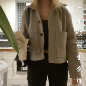 Beige kappa - Säljer denna fina kappa då den tyvärr inte kom till användning 💕