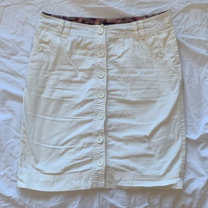 Vit kjol - En fin kjol som jag köpte second hand, men inte har använt så mycket sedan dess. Coola bakfickor. Frakt betalas av köparen.